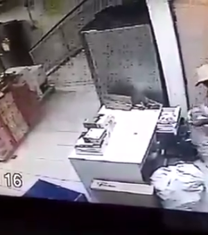 Vídeo: assaltantes rendem funcionários e roubam sacos cheios de celulares 