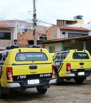 Homens armados roubam veículo na parte alta de Maceió