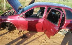 Carro furtado em Arapiraca é encontrado depenado em Limoeiro