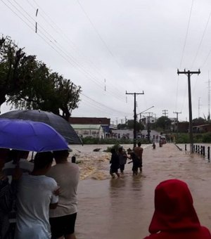 Famílias voltam para casa após rompimento de barragem na Bahia