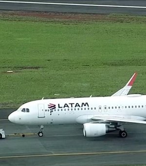 Avião da Latam colide com ave a retorna 30 minutos após decolagem no DF