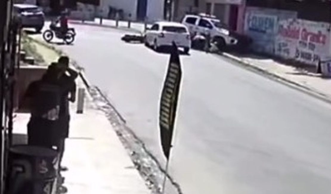 Câmeras de segurança flagram acidente envolvendo moto furta no Benedito Bentes