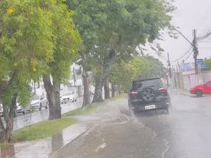 [Vídeo] Chuva provoca alagamentos em vários pontos de Arapiraca