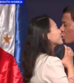 Presidente das Filipinas é criticado após beijar servidora durante evento