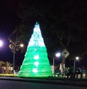 Moradores confeccionam árvore natalina com garrafas pet em Teotônio Vilela