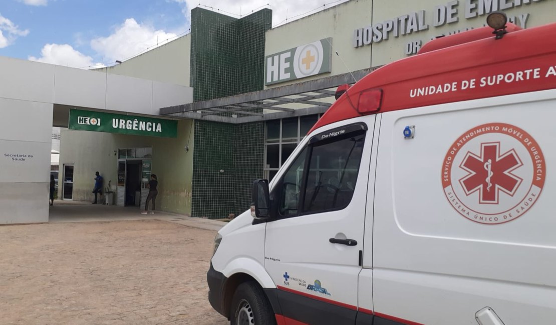Três pessoas ficam feridas após ambulância colidir em poste
