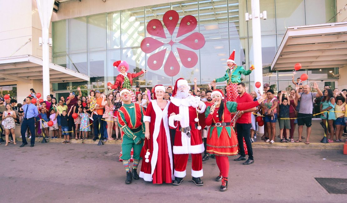 Chegada triunfal do Papai e Mamãe Noel marca início do Natal no Partage Arapiraca Shopping