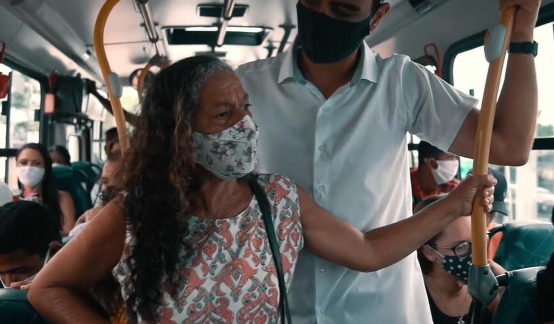 “Meu primeiro ato vai ser um decreto para baixar a passagem de ônibus”, afirma JHC