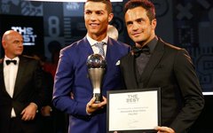 Cristiano Ronaldo posa para foto ao lado do jogador de futsal Falcão, que ganhou homenagem