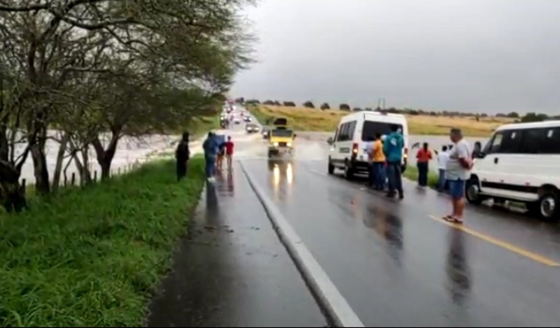Trecho de rodovia no povoado Coruripe da Cal é invadido pela água