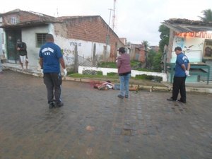 Em Arapiraca, homem é brutalmente assassinado a pauladas