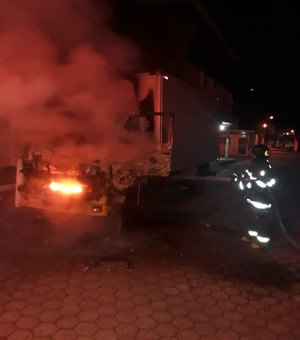 Caminhão baú incendeia durante a madrugada na Ponta Grossa