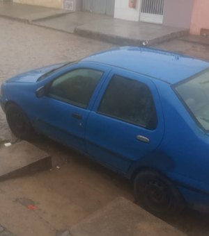 Mecânico tem carro furtado em frente à residência, em Arapiraca