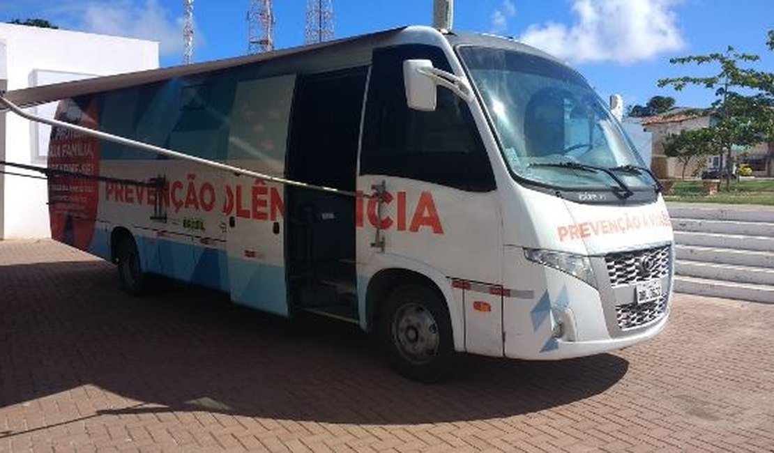 Ônibus da Campanha de Entrega Voluntária de Armas chega ao Jacintinho