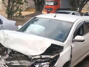 Dois veículos colidem de frente no Tabuleiro dos Martins
