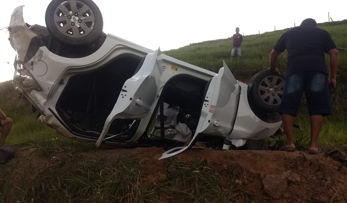 Veículo capota em ribanceira e deixa feridos em Porto Calvo