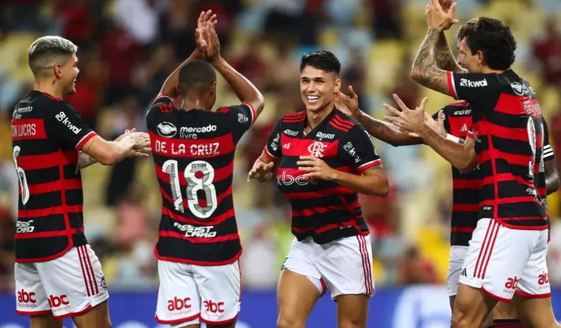Flamengo vence São Paulo e assume liderança do Brasileirão pela primeira vez em mais de três anos