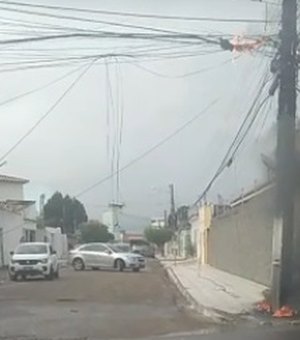 [Vídeo] Fiação de poste pega fogo e assusta moradores do bairro São Luiz em Arapiraca