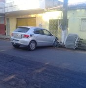 Veículo sobe em calçada, colide em poste e derruba o transformador de energia em Arapiraca
