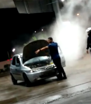 [Vídeo] Princípio de incêndio em carro assusta clientes e funcionários de posto de combustível, em Arapiraca