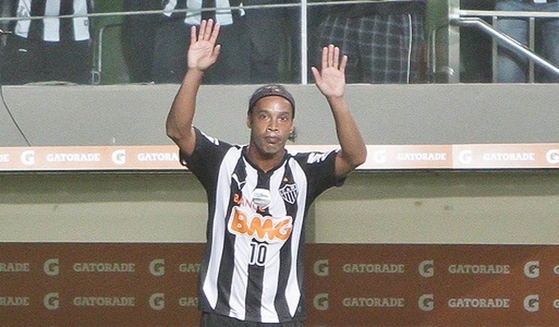 Segundo jornal, Ronaldinho quer mansão e quadra de futevôlei no México
