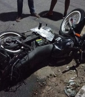 Colisão envolvendo uma moto e dois carros deixa mototaxista ferido em Arapiraca
