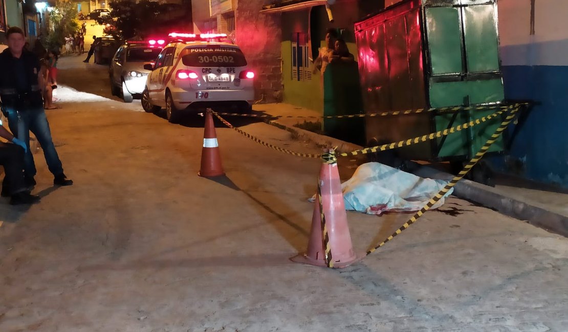 Jovem é morto com tiros na cabeça no bairro Jacintinho, em Maceió 