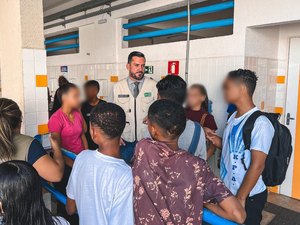 Leonardo Dias atende desabafo de estudante e solicita resolução de problemas em escola municipal