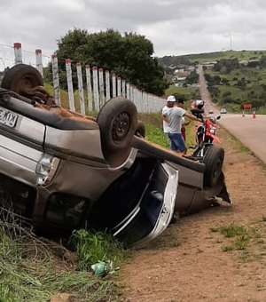 Motorista perde o controle de veículo e capota na zona rural de Taquarana