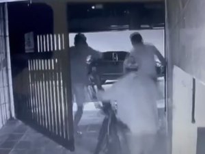 Câmera de segurança flagra furto de bicicletas em prédio na Ponta Verde