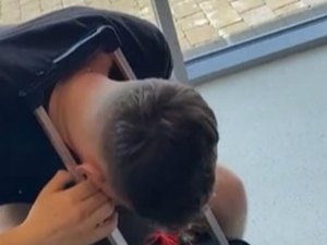 Jovem Irlandês fica com a cabeça presa em mala enquanto aguardava voo