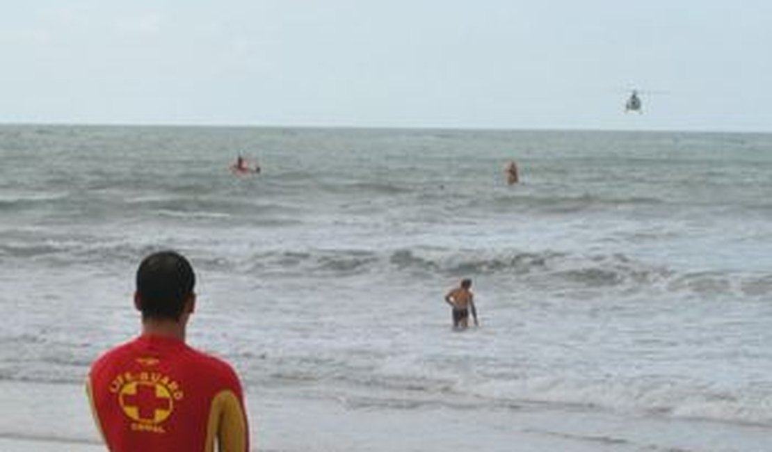 Bombeiros resgatam banhista na praia do Francês, em Marechal Deodoro