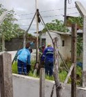 Casal instala nova bomba para regularizar abastecimento no Benedito Bentes