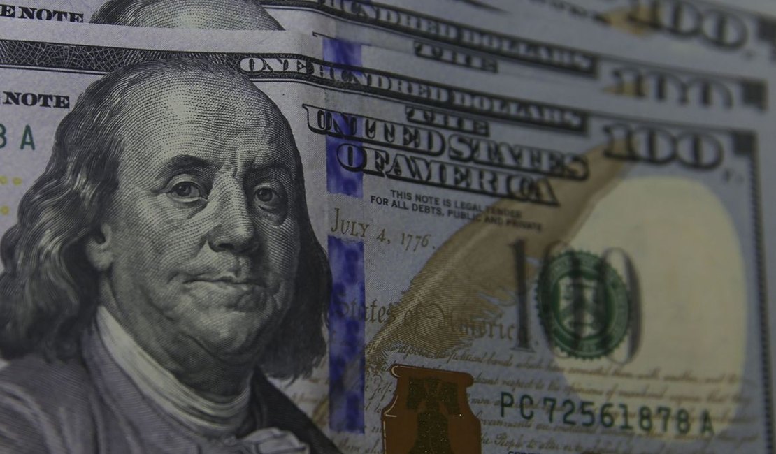 Dólar cai para R$ 4,89 e bolsa tem maior alta em 6 meses