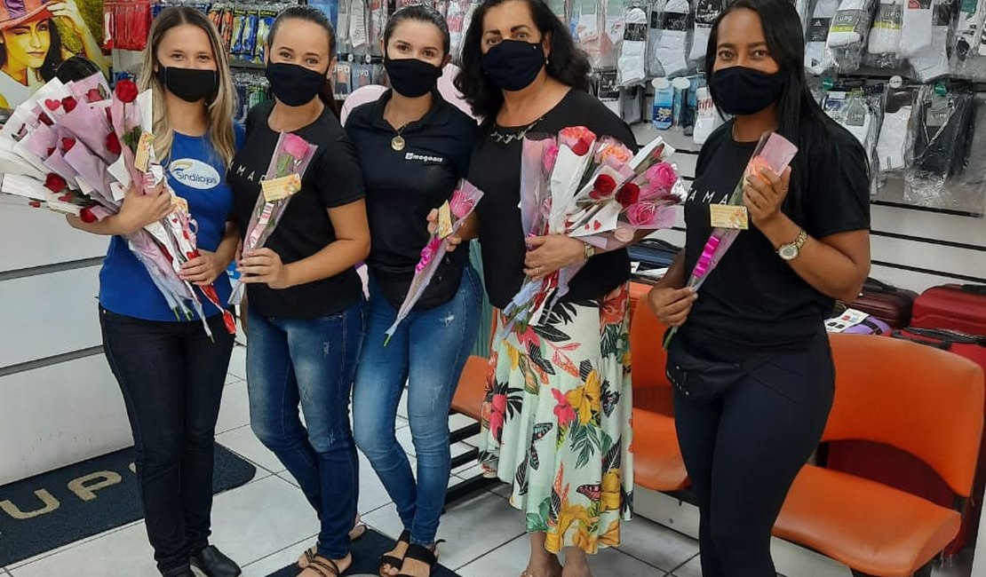 Sindilojas Arapiraca distribui rosas às mulheres neste 08 de março