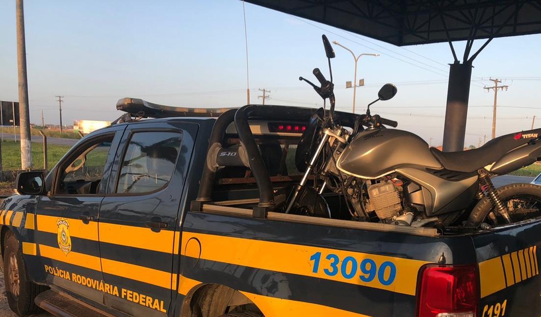 PRF detém homem por crime de trânsito e recupera moto roubada na BR 101