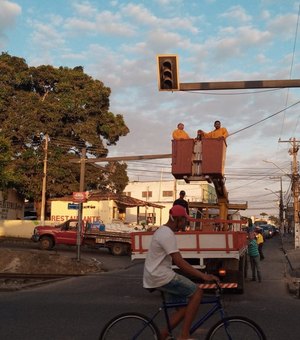 [Vídeos] SMTT prepara semáforos para mudança no trânsito em cruzamento das ruas Santos Dumont e Maurício Pereira
