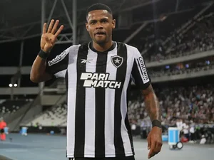 Júnior Santos iguala marca de Jairzinho e Rodrigo Pimpão no Botafogo em Libertadores