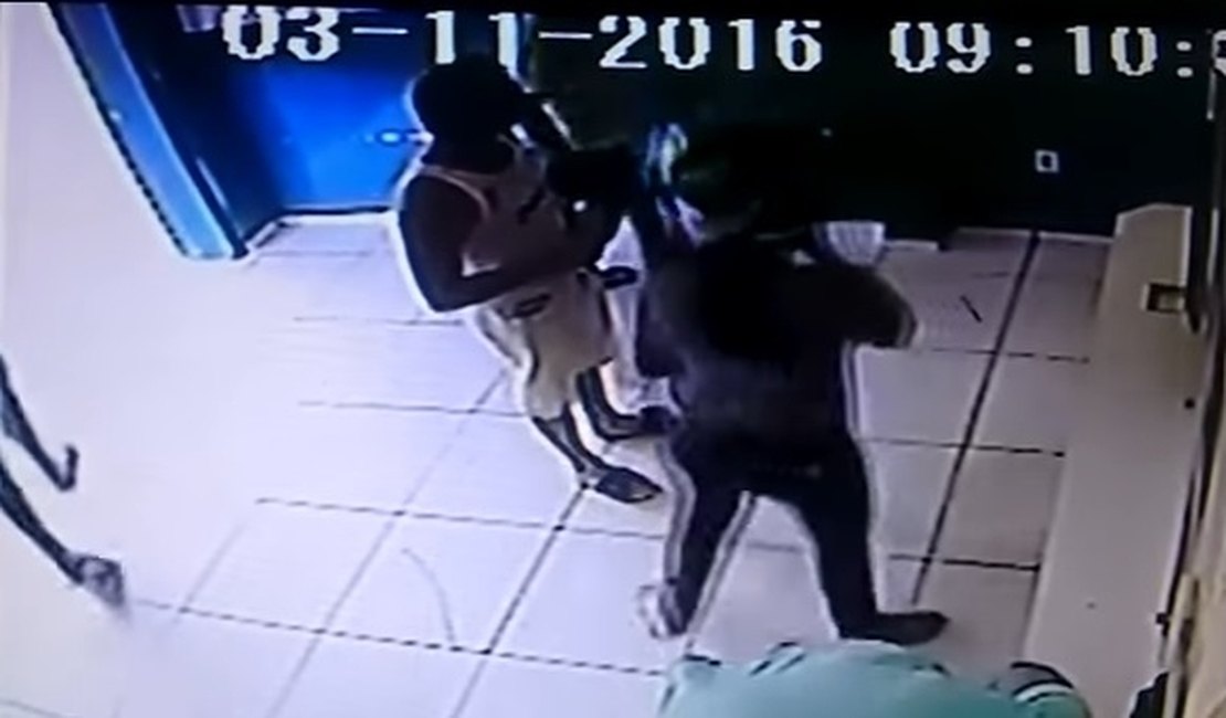 Vídeo flagra momento em que dupla tenta roubar agência do Caixa Aqui