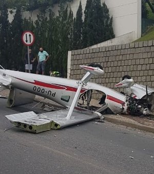 [Vídeo]Avião monomotor cai no centro de cidade em Santa Catarina