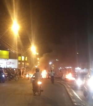 População bloqueia via principal no bairro do Jacintinho