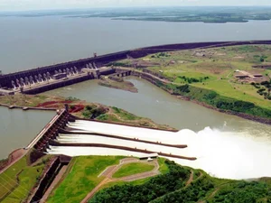 Com reservatórios cheios, hidrelétricas do Brasil abrem suas comportas