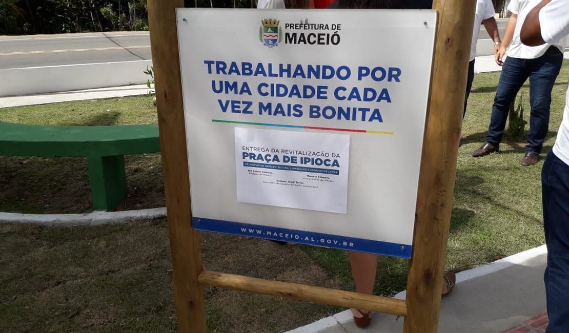 Prefeito Rui Palmeira entrega praça revitalizada em Ipioca