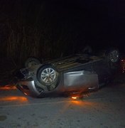 Condutor perde controle de automóvel e capota na rodovia AL 105