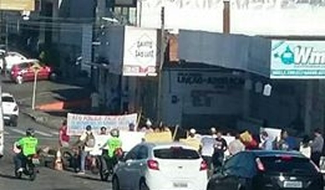 Moradores da Gruta de Lourdes protestam por falta de infraestrutura no bairro