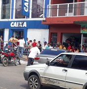 Clientes passam horas em fila fora da agência da Caixa em Porto Calvo