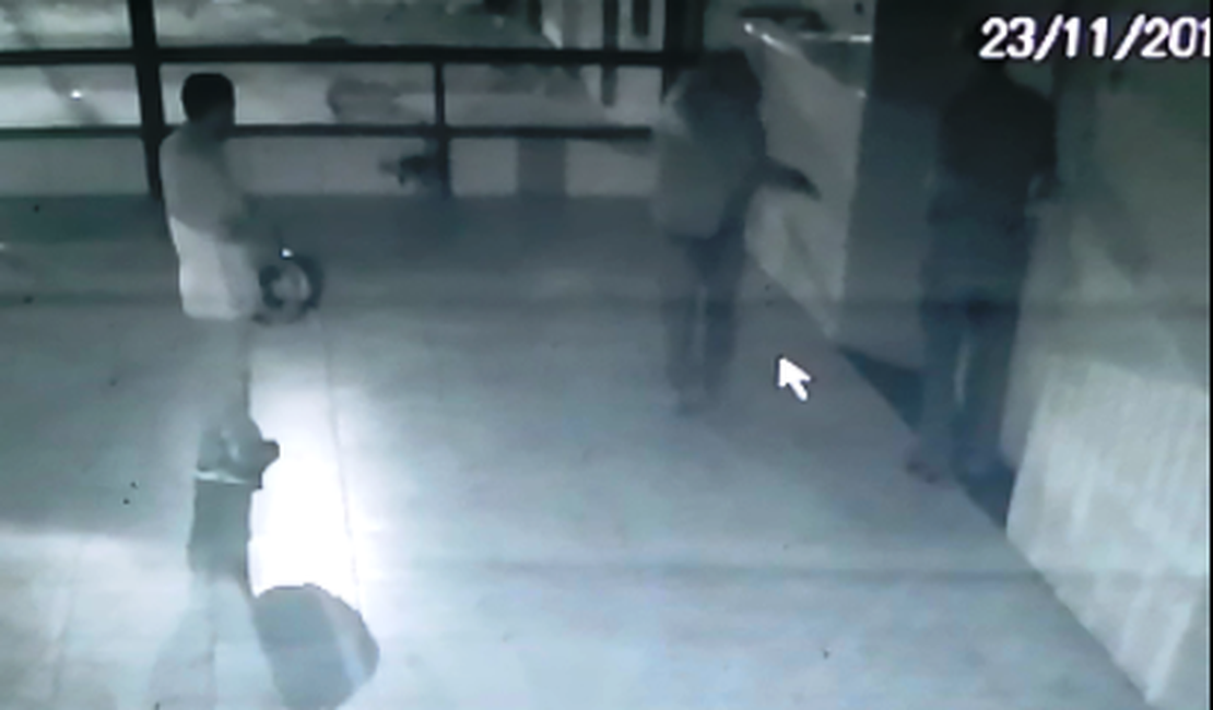 [Vídeo] Assaltante rouba funcionários do Bar do Caldinho, em Arapiraca