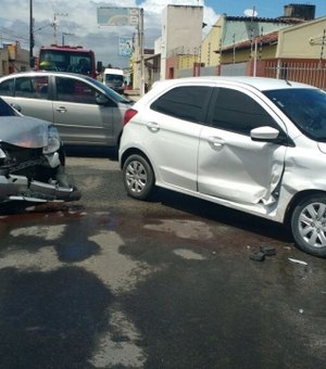 Falta de atenção provoca colisão entre dois carros em Arapiraca