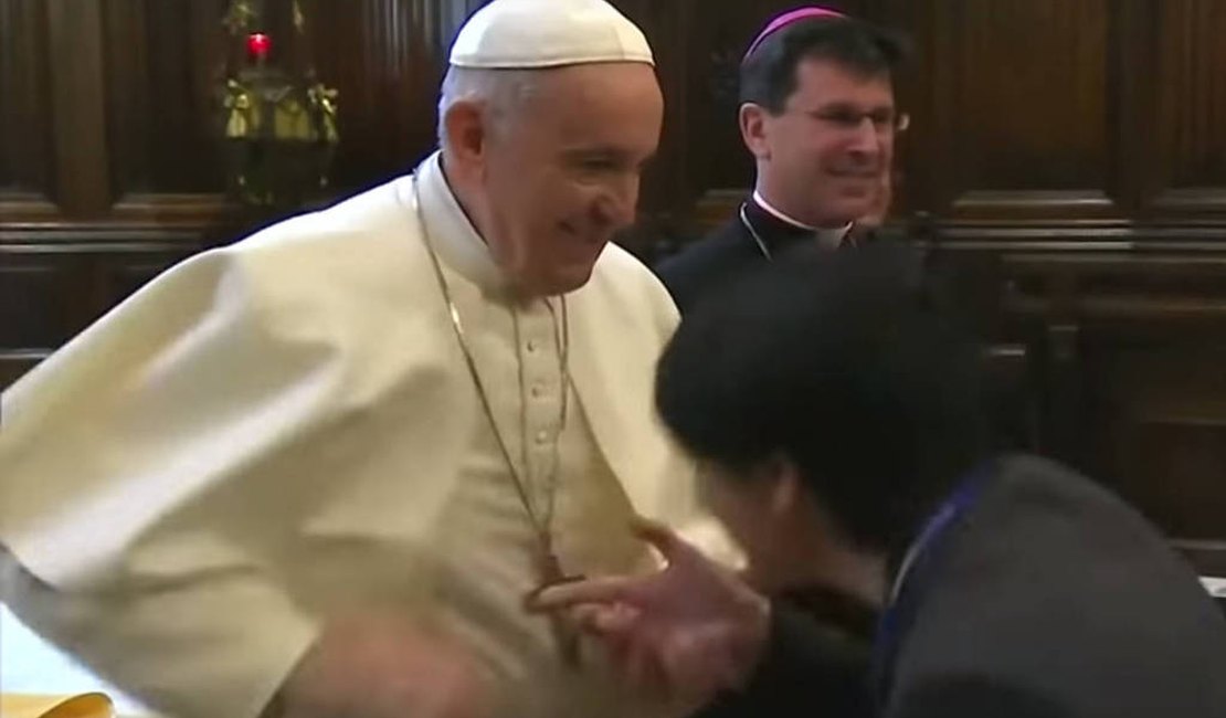 Papa acirra polêmica entre alas do Vaticano ao recusar beija-mão; assista