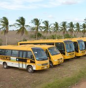 Prefeitura de Limoeiro de Anadia faz a entrega de 14 ônibus escolares